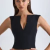 Top corto strutturato con scollo a V Kadie in nero Top corto strutturato con scollo a V Kadie in nero