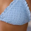 Top costume da bagno a triangolo con collo all’americana in tessuto crinkle, colore azzurro Top costume da bagno a triangolo con collo all’americana in tessuto crinkle, colore azzurro
