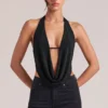Top drappeggiato con collo a cappuccio Zenna in nero Top drappeggiato con collo a cappuccio Zenna in nero