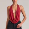 Top drappeggiato con collo a cappuccio Zenna in rosso ciliegia Top drappeggiato con collo a cappuccio Zenna in rosso ciliegia