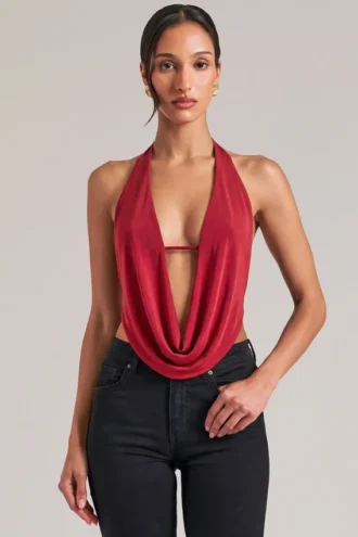 Top drappeggiato con collo a cappuccio Zenna in rosso ciliegia