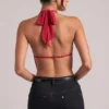 Top drappeggiato con collo a cappuccio Zenna in rosso ciliegia Top drappeggiato con collo a cappuccio Zenna in rosso ciliegia