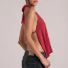 Top drappeggiato con collo a cappuccio Zenna in rosso ciliegia Top drappeggiato con collo a cappuccio Zenna in rosso ciliegia