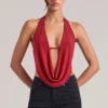 Top drappeggiato con collo a cappuccio Zenna in rosso ciliegia Top drappeggiato con collo a cappuccio Zenna in rosso ciliegia