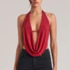 Top drappeggiato con collo a cappuccio Zenna in rosso ciliegia Top drappeggiato con collo a cappuccio Zenna in rosso ciliegia