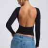 Top Elli in modal con collo alto, maniche lunghe e schiena scoperta, colore nero Top Elli in modal con collo alto, maniche lunghe e schiena scoperta, colore nero