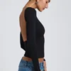 Top Elli in modal con collo alto, maniche lunghe e schiena scoperta, colore nero Top Elli in modal con collo alto, maniche lunghe e schiena scoperta, colore nero