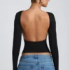Top Elli in modal con collo alto, maniche lunghe e schiena scoperta, colore nero Top Elli in modal con collo alto, maniche lunghe e schiena scoperta, colore nero