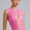 Top Gracie con collo alto e allacciatura decorata in rosa bubblegum Top Gracie con collo alto e allacciatura decorata in rosa bubblegum