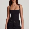 Top in jersey morbido con scollo quadrato e arricciature Mirandria in nero Top in jersey morbido con scollo quadrato e arricciature Mirandria in nero