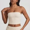 Top in pizzo senza spalline con ruches Tamia in avorio Top in pizzo senza spalline con ruches Tamia in avorio