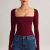 Top Kaia in modal a maniche lunghe con scollo quadrato, color vino Top Kaia in modal a maniche lunghe con scollo quadrato, color vino