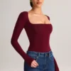 Top Kaia in modal a maniche lunghe con scollo quadrato, color vino Top Kaia in modal a maniche lunghe con scollo quadrato, color vino