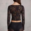 Top Lioren in pizzo trasparente con scollo profondo e maniche lunghe, colore nero Top Lioren in pizzo trasparente con scollo profondo e maniche lunghe, colore nero