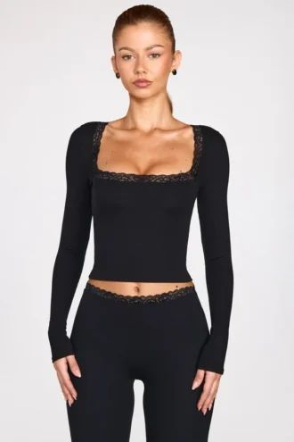 Top Retta a maniche lunghe con collo quadrato in modal a coste, colore nero