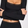 Top Retta a maniche lunghe con collo quadrato in modal a coste, colore nero Top Retta a maniche lunghe con collo quadrato in modal a coste, colore nero