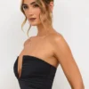 Top senza spalline con scollo a V profondo in jersey Eevi, colore nero Top senza spalline con scollo a V profondo in jersey Eevi, colore nero