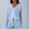 Top trasparente con bordi in piume Elisia in blu tenue Top trasparente con bordi in piume Elisia in blu tenue