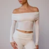 Top trasparente con spalle scoperte e maniche lunghe in bianco tenue Top trasparente con spalle scoperte e maniche lunghe in bianco tenue