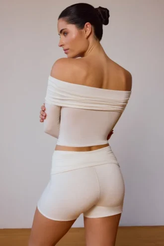 Top trasparente con spalle scoperte e maniche lunghe in bianco tenue