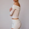 Top trasparente con spalle scoperte e maniche lunghe in bianco tenue Top trasparente con spalle scoperte e maniche lunghe in bianco tenue