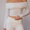 Top trasparente con spalle scoperte e maniche lunghe in bianco tenue Top trasparente con spalle scoperte e maniche lunghe in bianco tenue
