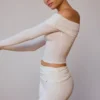 Top trasparente con spalle scoperte e maniche lunghe in bianco tenue Top trasparente con spalle scoperte e maniche lunghe in bianco tenue
