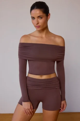 Top trasparente con spalle scoperte e maniche lunghe in marrone taupe