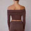 Top trasparente con spalle scoperte e maniche lunghe in marrone taupe Top trasparente con spalle scoperte e maniche lunghe in marrone taupe