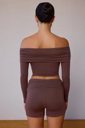 Top trasparente con spalle scoperte e maniche lunghe in marrone taupe