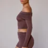 Top trasparente con spalle scoperte e maniche lunghe in marrone taupe Top trasparente con spalle scoperte e maniche lunghe in marrone taupe