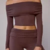 Top trasparente con spalle scoperte e maniche lunghe in marrone taupe Top trasparente con spalle scoperte e maniche lunghe in marrone taupe