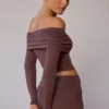 Top trasparente con spalle scoperte e maniche lunghe in marrone taupe Top trasparente con spalle scoperte e maniche lunghe in marrone taupe