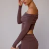Top trasparente con spalle scoperte e maniche lunghe in marrone taupe Top trasparente con spalle scoperte e maniche lunghe in marrone taupe