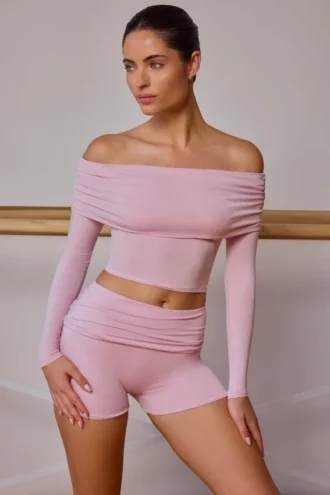 Top trasparente con spalle scoperte e maniche lunghe in rosa tenue