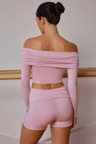 Top trasparente con spalle scoperte e maniche lunghe in rosa tenue