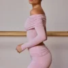 Top trasparente con spalle scoperte e maniche lunghe in rosa tenue Top trasparente con spalle scoperte e maniche lunghe in rosa tenue