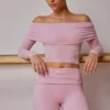 Top trasparente con spalle scoperte e maniche lunghe in rosa tenue Top trasparente con spalle scoperte e maniche lunghe in rosa tenue