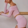 Top trasparente con spalle scoperte e maniche lunghe in rosa tenue Top trasparente con spalle scoperte e maniche lunghe in rosa tenue