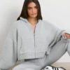 TRUE Felpa con cappuccio corta in maglia grossa con zip in grigio melange TRUE Felpa con cappuccio corta in maglia grossa con zip in grigio melange