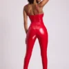 Tuta aderente Lynx in vinile con scollo a V in rosso fuoco Tuta aderente Lynx in vinile con scollo a V in rosso fuoco