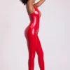 Tuta aderente Lynx in vinile con scollo a V in rosso fuoco Tuta aderente Lynx in vinile con scollo a V in rosso fuoco