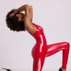 Tuta aderente Lynx in vinile con scollo a V in rosso fuoco Tuta aderente Lynx in vinile con scollo a V in rosso fuoco