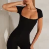 Tuta Bea con maniche ad aletta e scollo quadrato in nero Tuta Bea con maniche ad aletta e scollo quadrato in nero