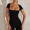 Tuta Bea con maniche ad aletta e scollo quadrato in nero Tuta Bea con maniche ad aletta e scollo quadrato in nero