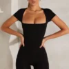 Tuta Bea con maniche ad aletta e scollo quadrato in nero Tuta Bea con maniche ad aletta e scollo quadrato in nero