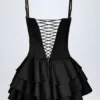 Tuta Corte con corsetto allacciato e volant Priaska in nero Tuta Corte con corsetto allacciato e volant Priaska in nero
