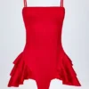 Tuta Corte con corsetto allacciato e volant Priaska in rosso fuoco Tuta Corte con corsetto allacciato e volant Priaska in rosso fuoco