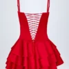 Tuta Corte con corsetto allacciato e volant Priaska in rosso fuoco Tuta Corte con corsetto allacciato e volant Priaska in rosso fuoco