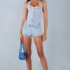 Tuta Corte con scollo all’americana e bottoni Lalita in denim chiaro Tuta Corte con scollo all’americana e bottoni Lalita in denim chiaro